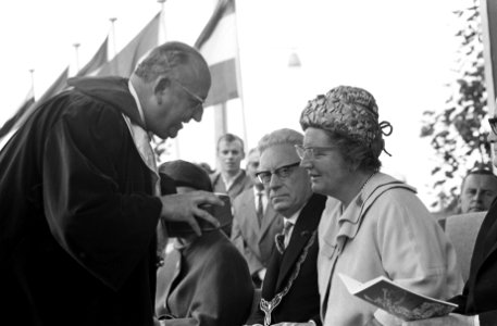 Koningin Juliana, links naast haar burgemeester JW Peek, Bestanddeelnr 914-3099