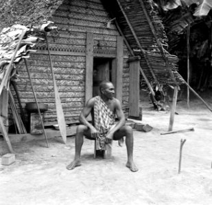 Kondre Masra, het dorpshoofd van boslandcreooldorp Wakibasoe voor zijn hut, Bestanddeelnr 252-5799