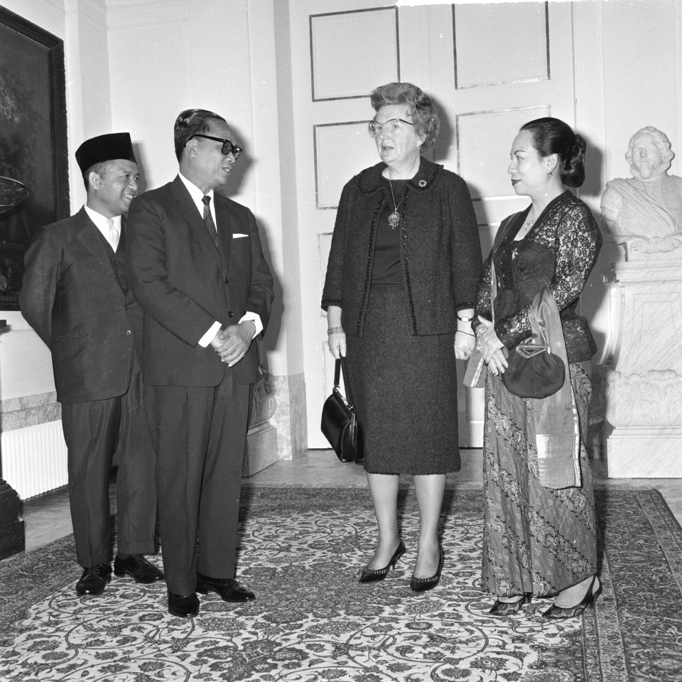Koningin Juliana heeft op paleis Soestdijk dr. Soebandrio ontvangen. V.l.n.r S…, Bestanddeelnr 916-2631