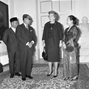 Koningin Juliana heeft op paleis Soestdijk dr. Soebandrio ontvangen. V.l.n.r S…, Bestanddeelnr 916-2631