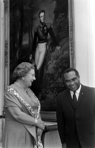 Koningin Juliana heeft op paleis Soestdijk B.M. Leito beëdigd als gouverneur van, Bestanddeelnr 923-6349