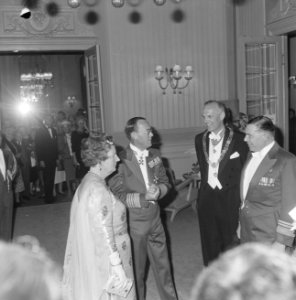 Koningin Juliana, prins Bernhard, burgemeester en , Bestanddeelnr 915-2812