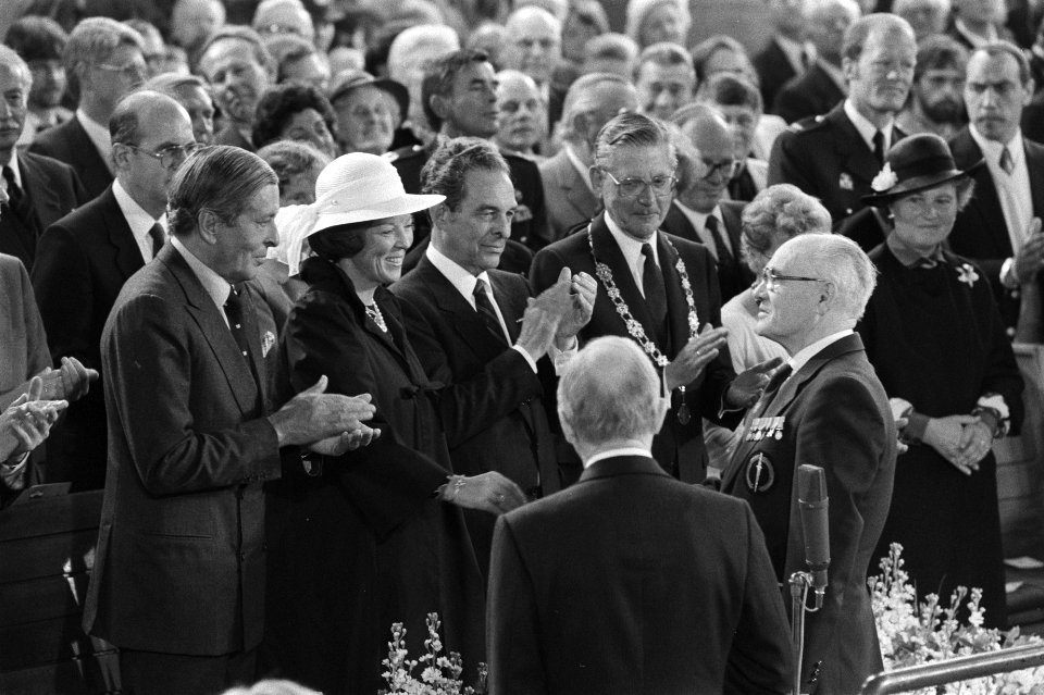 Kon. Beatrix en Prins Claus bij Nat. herdenkingsmanifestatie in Middelburg Koni, Bestanddeelnr 932-9585