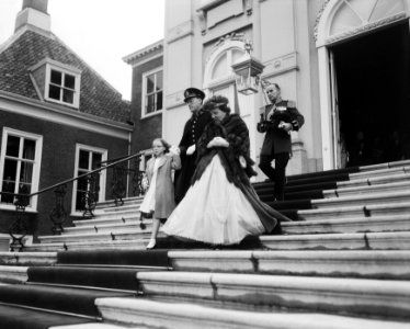 Koningin Juliana, prins Bernhard en prinses Christina verlaten paleis Huis ten B, Bestanddeelnr 908-9561