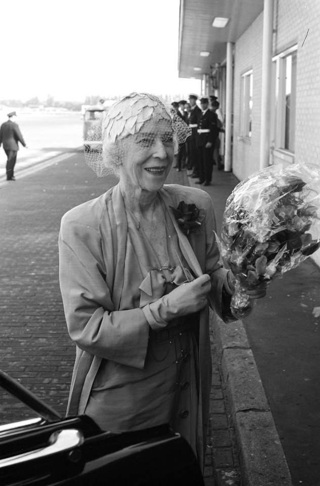 Kon. moeder Elisabeth van Belgie vertrekt naar Peking. Met bloemen, Bestanddeelnr 912-9583