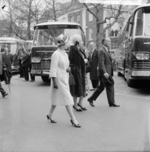 Koningin Juliana (achter) en koningin Elisabeth lopen naar de autobus, Bestanddeelnr 913-8569