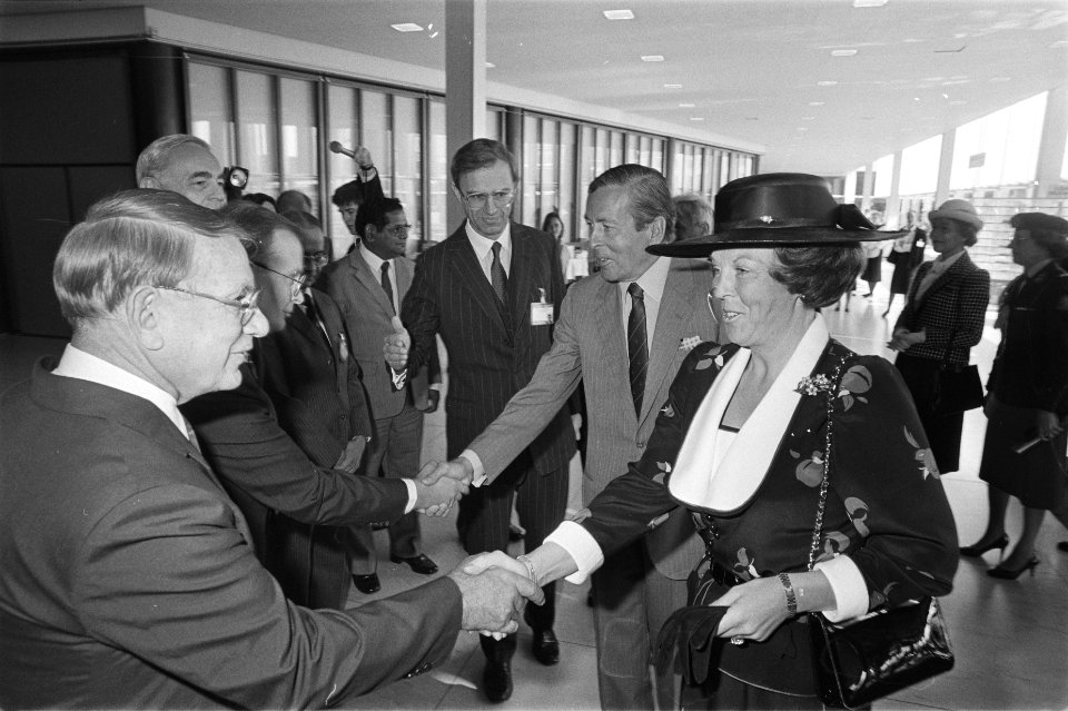 Kon.Beatrix en Prins Claus wonen opening bij van jaarvergadering Aziatisch Werel, Bestanddeelnr 932-9433