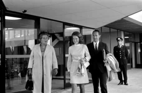 Koningin Juliana, prinses Irene en prins Carlos Hugo op weg naar de auto, Bestanddeelnr 922-5775