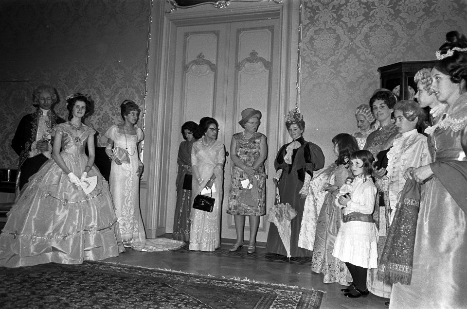 Koningin en Koningin Nepal in Johan de Withuis te Den Haag , waar kleine modesho, Bestanddeelnr 920-2698