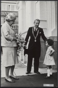 Koningin Juliana heeft bloemen gekregen van Martine des Tombe, het dochtertje va, Bestanddeelnr 015-0853