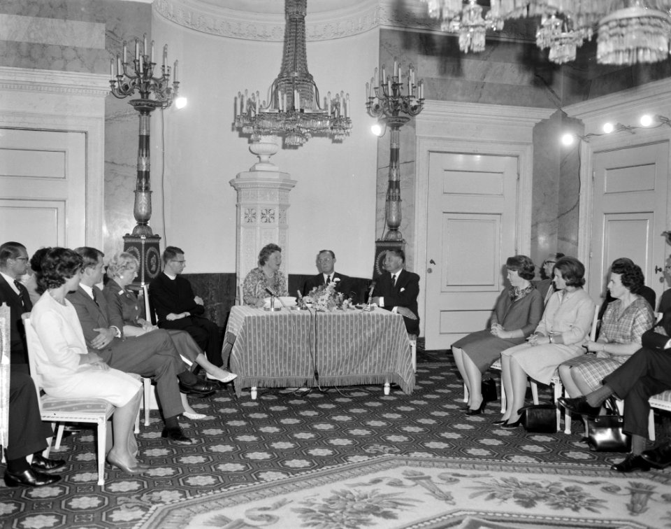 Koningin Juliana en prins Bernhard hebben de commissie stichting tot beker van J, Bestanddeelnr 914-0643