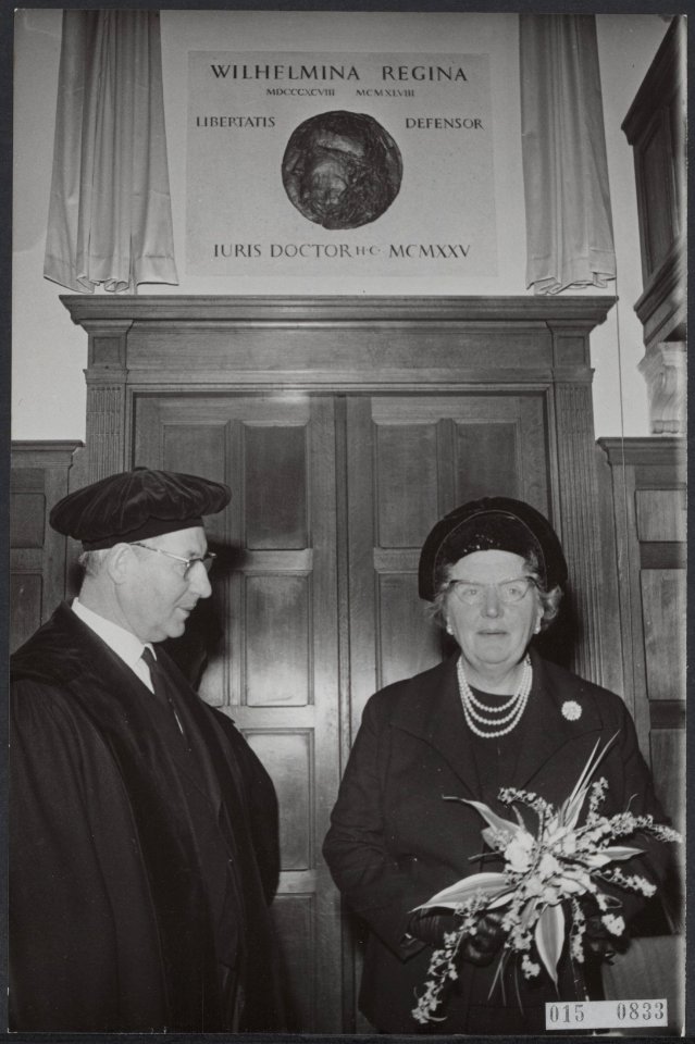 Koningin Juliana heeft een herdenkingsplaquette onthuld - 25 jaar na de sluiting, Bestanddeelnr 015-0833