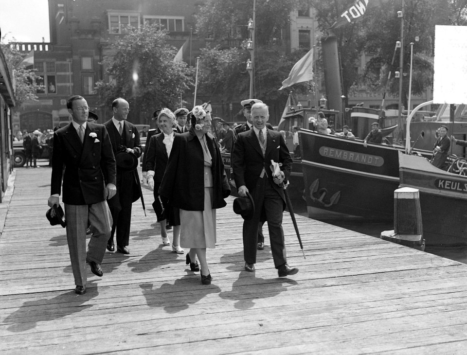Koningin Juliana en prins Bernhard in Amsterdam (bij Coenhaven), Bestanddeelnr 934-7049
