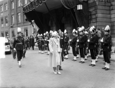 Koningin Juliana en prins Bernhard inspecteren de erewacht van Studentenweerbaar, Bestanddeelnr 903-4344
