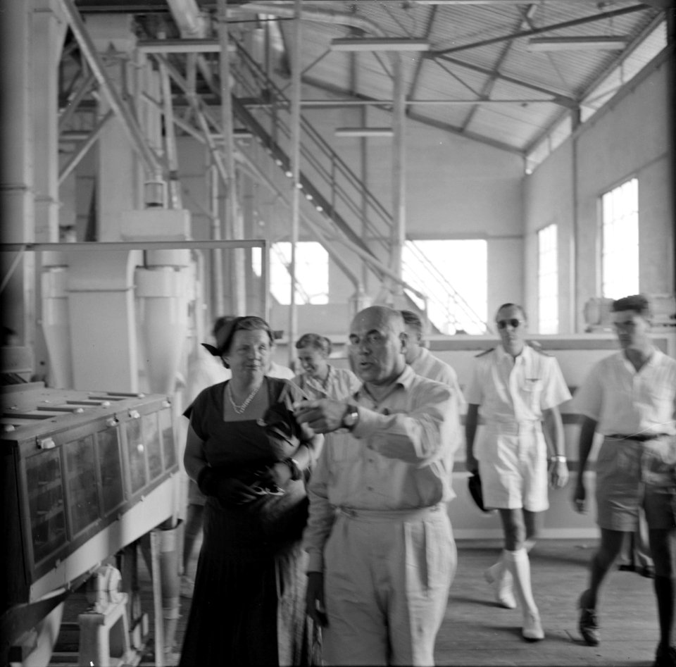 Koningin en prins bezoeken de rijstfabriek in Wageningen, Bestanddeelnr 252-4628