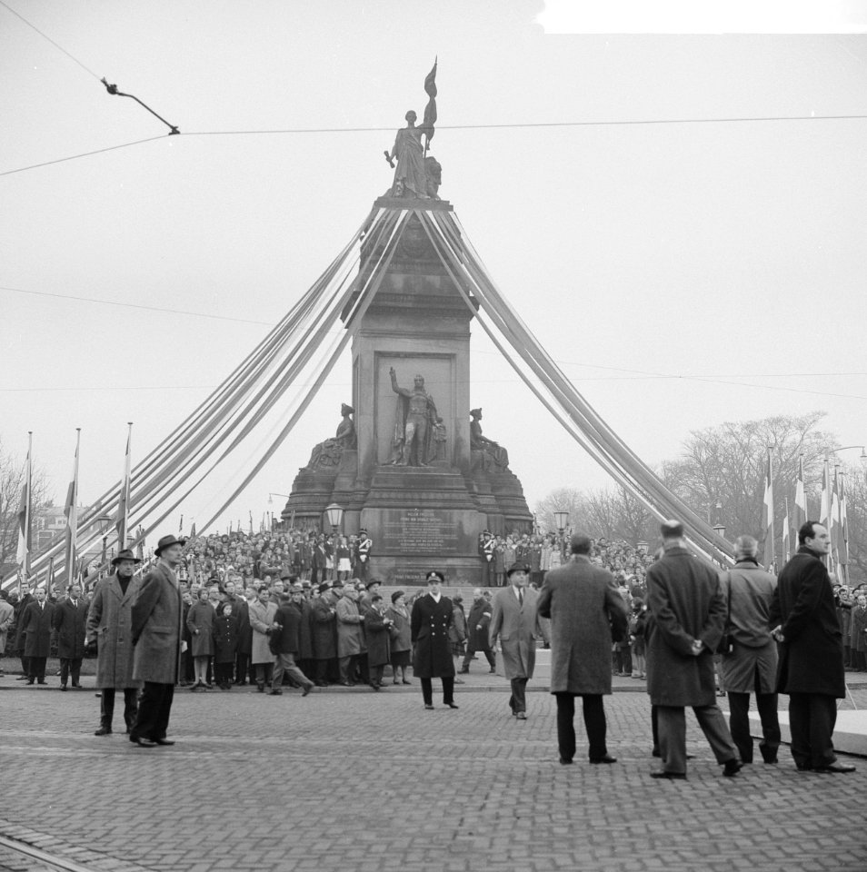 Koningin Juliana en prins Bernhard hebben een krans gelegd bij het Nationaal Mon, Bestanddeelnr 915-7989