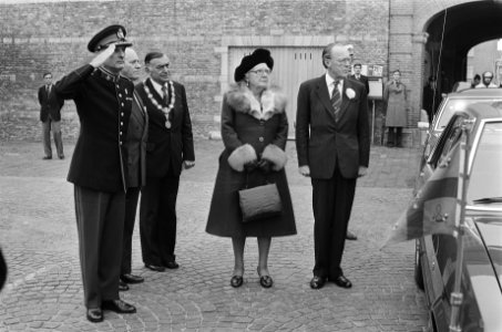 Koningin en Prins Bernhard wonen diesviering bij ivm 150-jarig Koninklijke Mi, Bestanddeelnr 930-0141