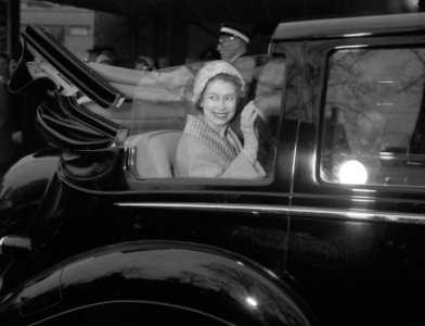 Koningin Elisabeth vertrekt uit het Gemeentemuseum, Bestanddeelnr 909-4385