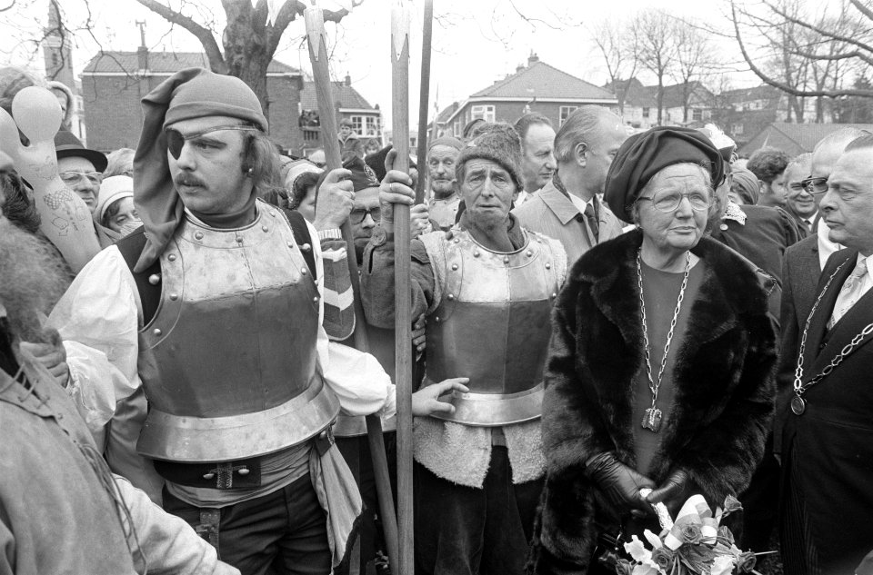 Koningin Juliana met enkele watergeuzen, Bestanddeelnr 925-4999