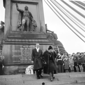Koningin Juliana en prins Bernhard hebben een krans gelegd bij het Nationaal Mon, Bestanddeelnr 915-7986