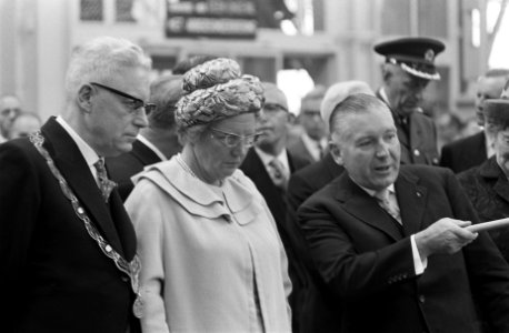 Koningin Juliana met links naast haar burgemeester JW Peek, Bestanddeelnr 914-3101