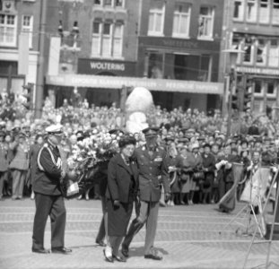 Koningin Juliana en prins Bernhard hebben een krans gelegd bij het Nationaal Mon, Bestanddeelnr 917-7266