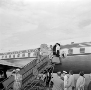 Koningin en prins op de vliegtuigtrap bij hun vertrek uit Suriname, Bestanddeelnr 252-4793