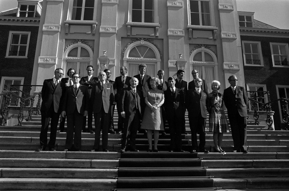 Koningin Juliana met het kabinet Den Uyl op de trappen van het paleis. 1e rij vl, Bestanddeelnr 926-4043