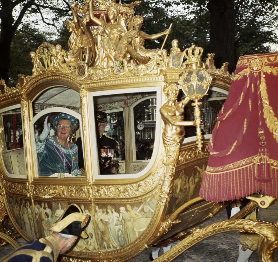 Koningin Juliana en prins Bernhard in de Gouden Koets, Bestanddeelnr 254-8188