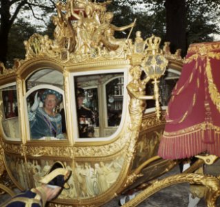 Koningin Juliana en prins Bernhard in de Gouden Koets, Bestanddeelnr 254-8188