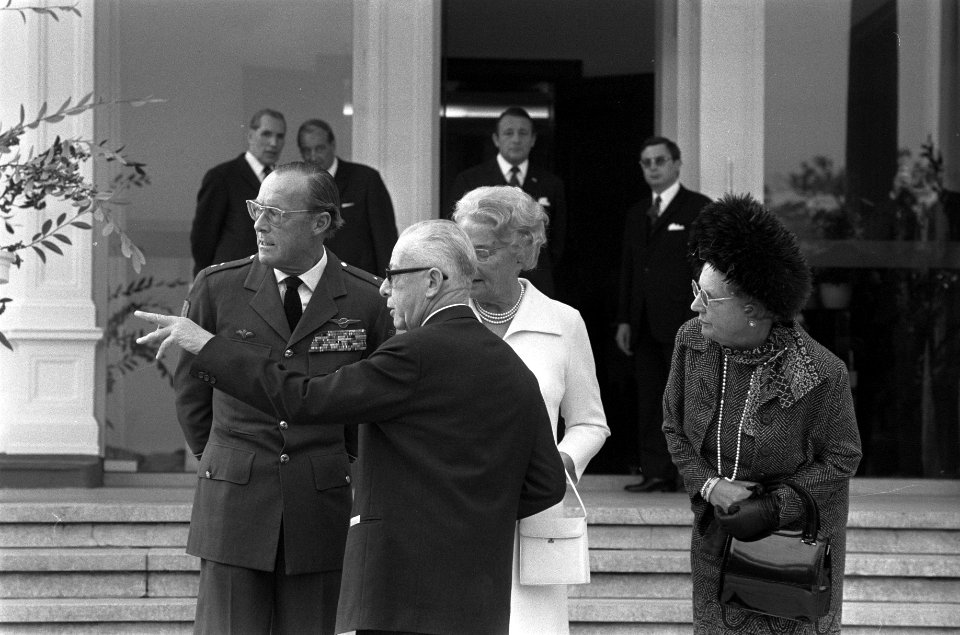 Koningin Juliana, prins Bernhard, president Heinemann en zijn vrouw voor de Vill, Bestanddeelnr 925-0773