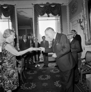 Koningin Juliana met hond Sara, krijgt liedboek voor de Kerk van dr P G Kunst, Bestanddeelnr 926-5133