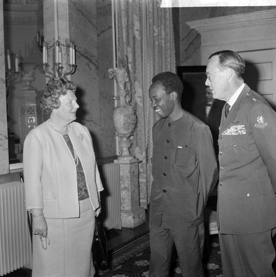 Koningin Juliana, president Nyerere en prins Bernhard op paleis Soestdijk, Bestanddeelnr 917-6728