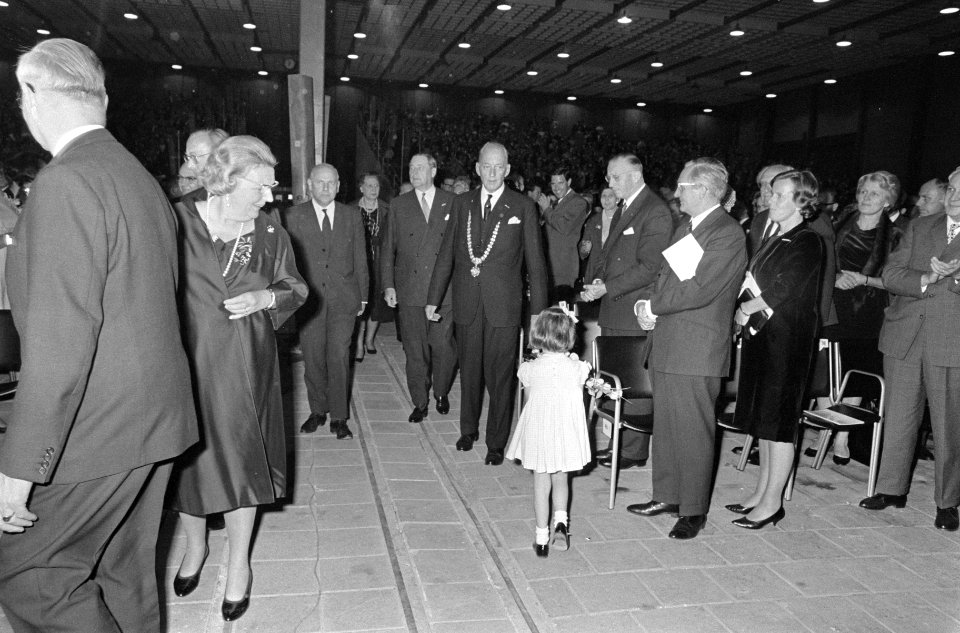 Koningin Juliana neemt bloemen in ontvangst, Bestanddeelnr 919-5509