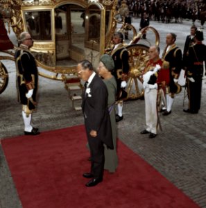Koningin Juliana en prins Bernhard groeten de vaandel, Bestanddeelnr 254-9922