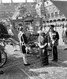 Koningin Juliana en prins Bernhard groeten het vaandel, Bestanddeelnr 915-5330