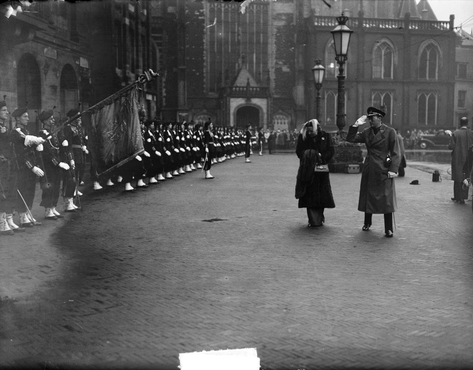 Koningin Juliana en prins Bernhard groeten het vaandel, Bestanddeelnr 903-7738