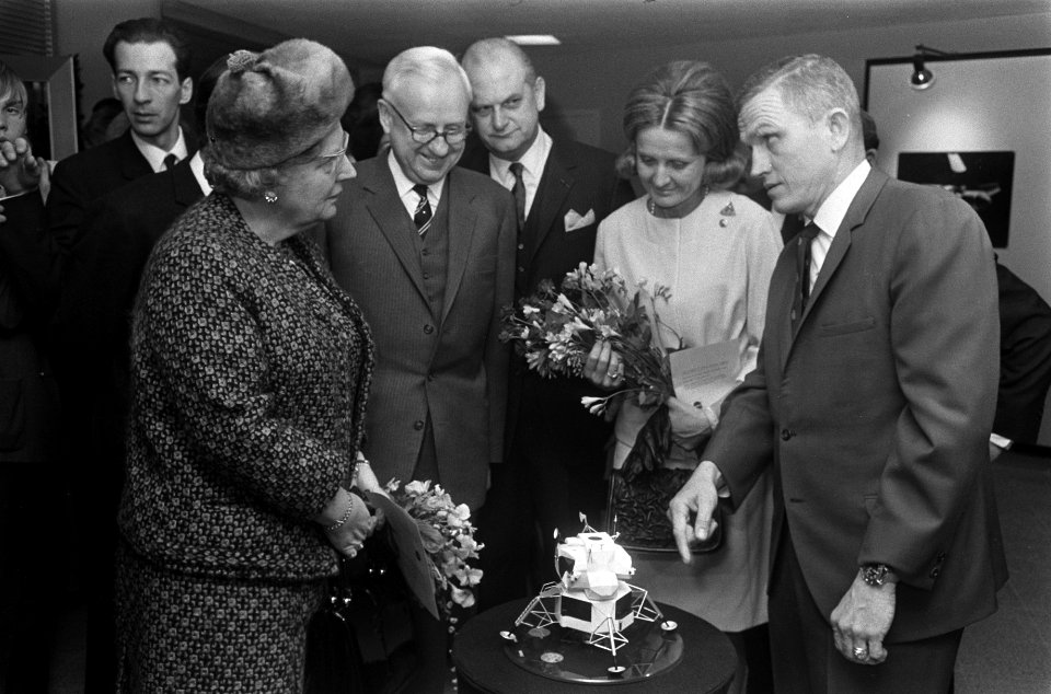 Koningin Juliana met Frank Borman en diens echtgenote, Bestanddeelnr 922-0859