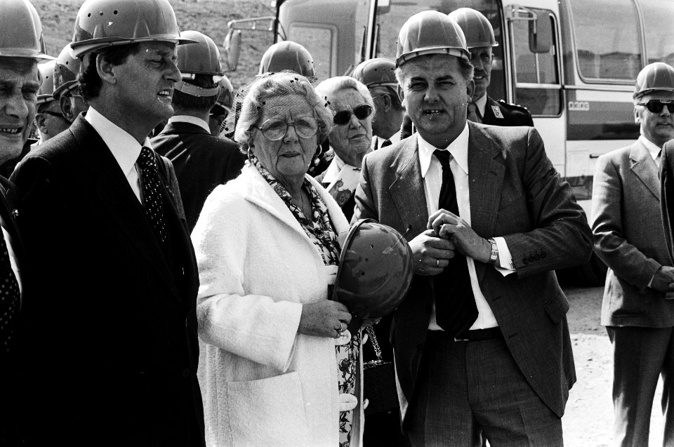 Koningin Juliana met een helm in de handen die niet paste, Bestanddeelnr 930-2619