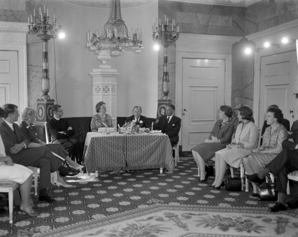 Koningin Juliana en prins Bernhard hebben de commissie stichting tot beker van J, Bestanddeelnr 914-0644