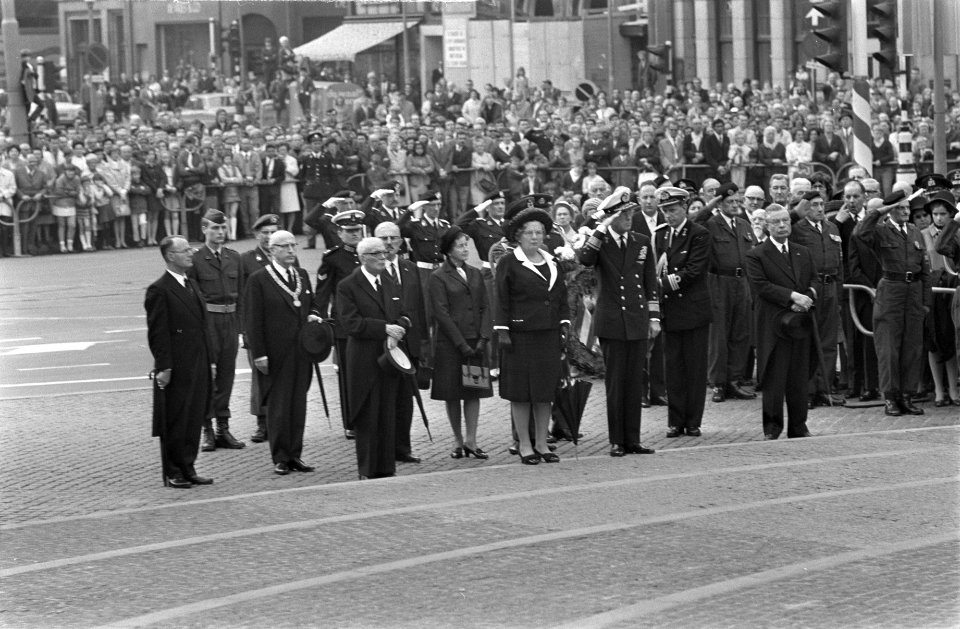 Koningin Juliana en prins Bernhard na de kranslegging, Bestanddeelnr 922-3783