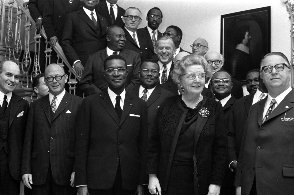 Koningin Juliana met deelnemers, Bestanddeelnr 925-3019