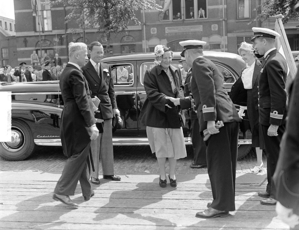 Koningin Juliana en prins Bernhard in Amsterdam (bij Coenhaven), Bestanddeelnr 904-0636