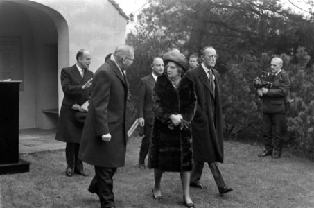 Koningin Juliana en prins Bernhard leggen een krans op het ereveld van Nederland, Bestanddeelnr 925-0873