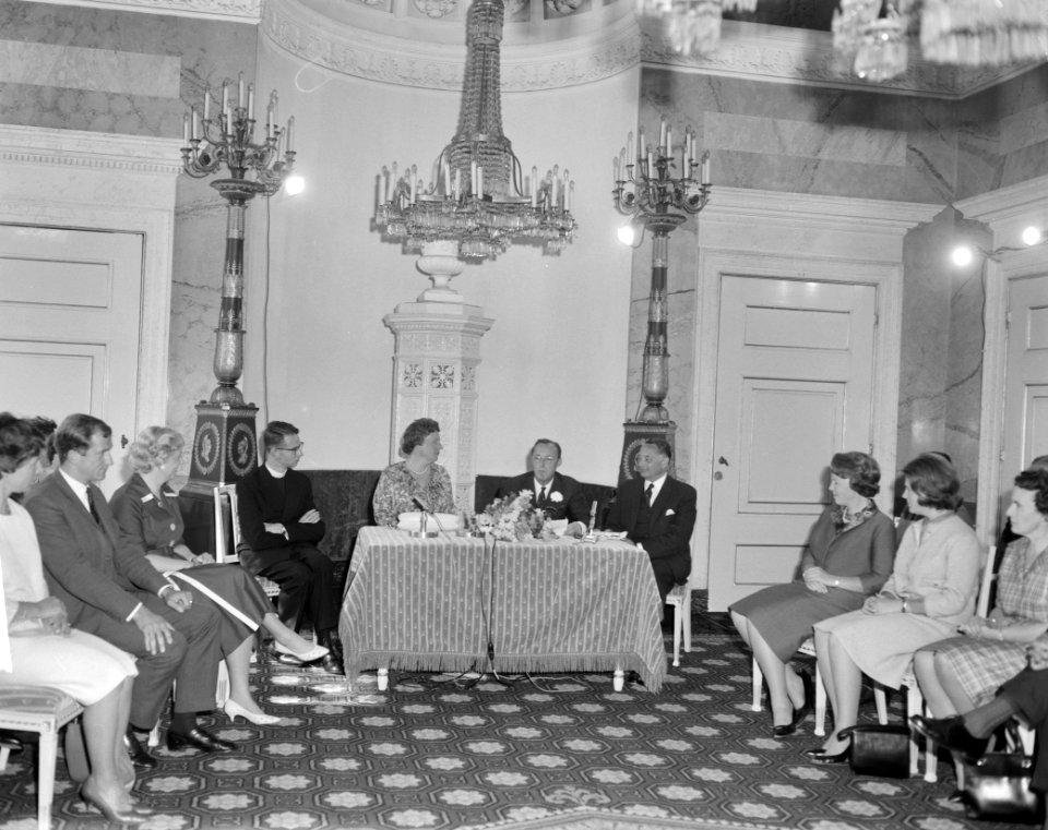 Koningin Juliana en prins Bernhard hebben de commissie stichting tot beker van J, Bestanddeelnr 914-0642