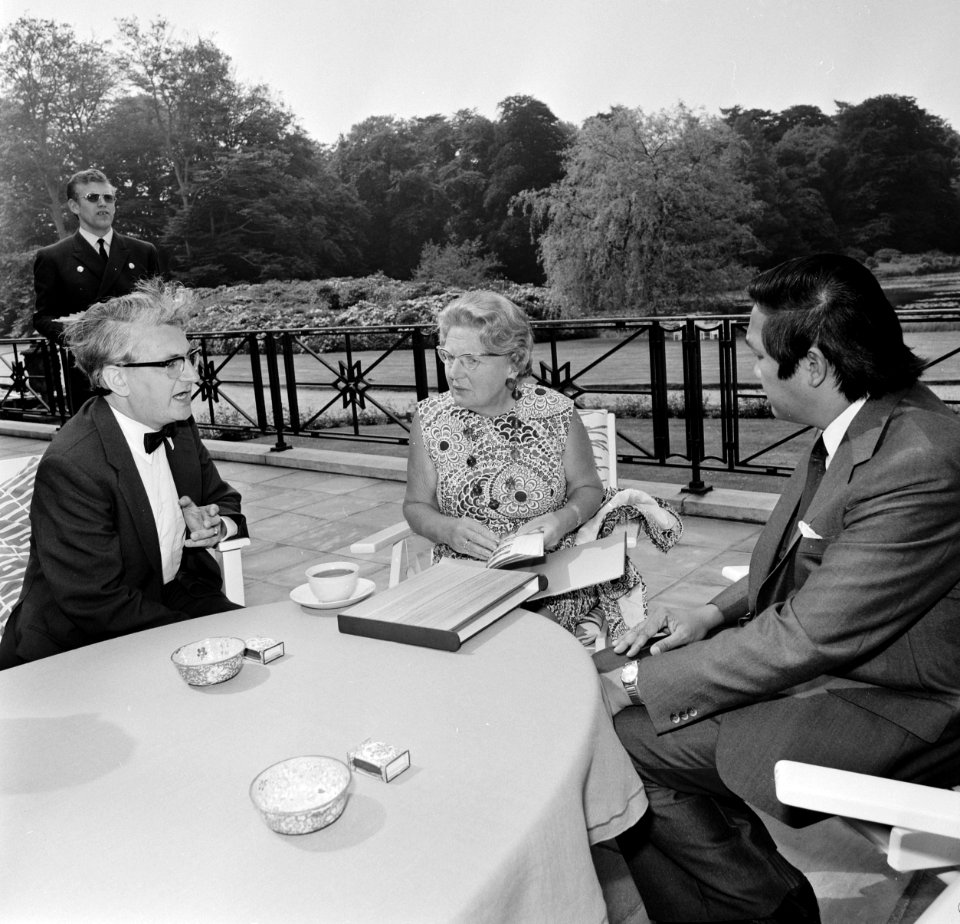 Koningin Juliana krijgt op Paleis Soestdijk boek Architectuur van Suriname aange, Bestanddeelnr 926-4933
