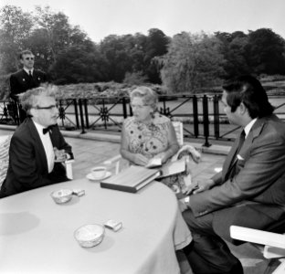 Koningin Juliana krijgt op Paleis Soestdijk boek Architectuur van Suriname aange, Bestanddeelnr 926-4933