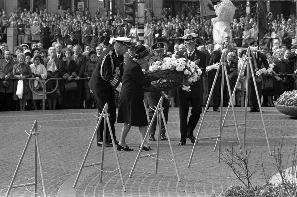 Koningin Juliana en prins Bernhard leggen een krans bij het Monument op de Dam, Bestanddeelnr 925-5797