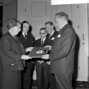 Koningin Juliana krijgt grammofoonplaat, gemaakt bij huwelijk prinses Beatrix , , Bestanddeelnr 918-9403