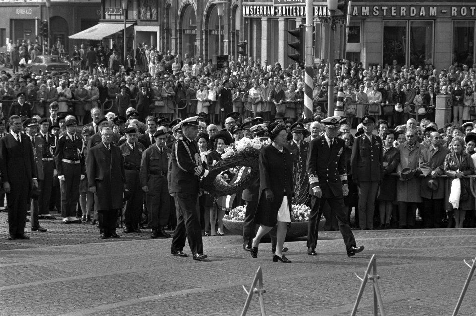 Koningin Juliana en prins Bernhard leggen een krans bij het monument op de Dam, Bestanddeelnr 925-5800